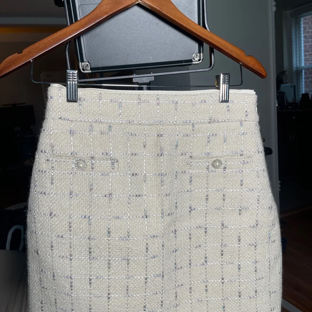 Elegant Cream Tweed Women's Blazer and Skirt Set - Picture 5 of 8